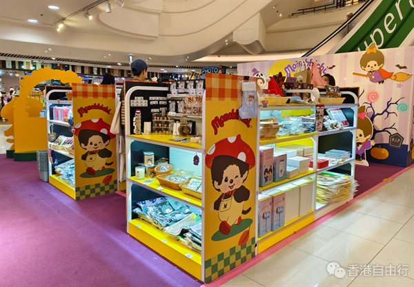 香港萬圣狂歡 Monchhichi萌趣萬圣節 × 療愈秋期間限定店，打造奇幻家居體驗